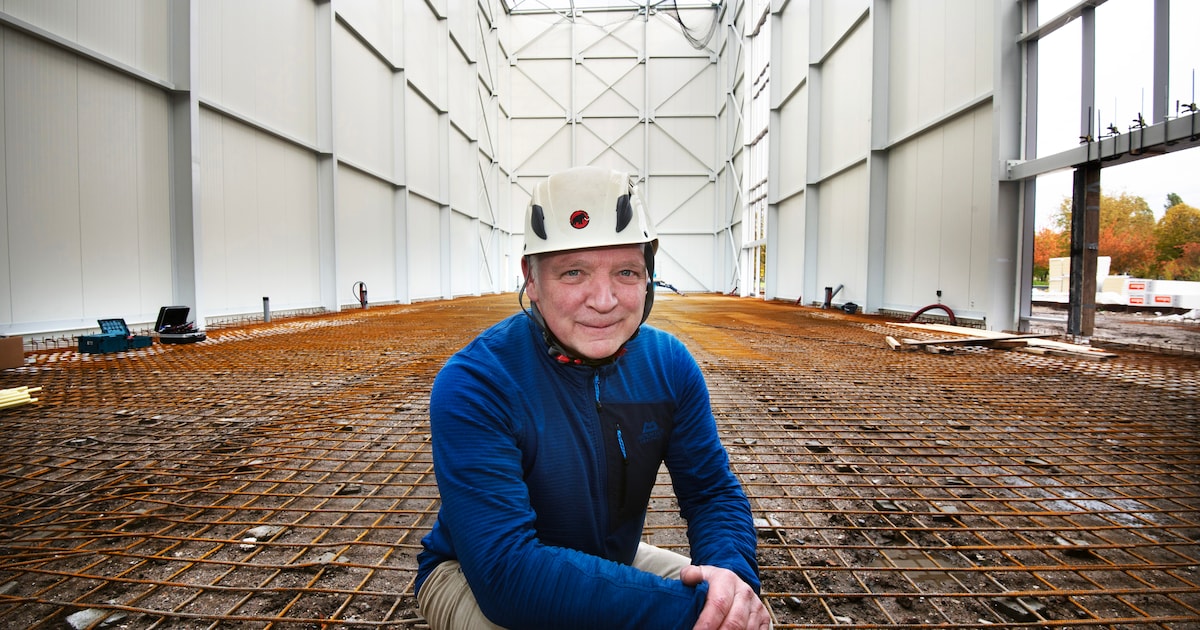 Als kind werd hij uit huis gezet, nu werkt Johan Cavé (61) in Nieuwegein aan hoogste klimhal in heel