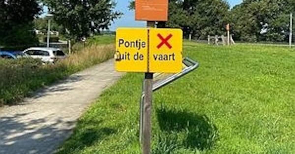Pontje bij Loozen uit de vaart: waterstand in de Vecht te laag