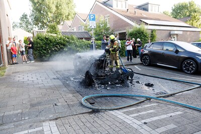 Elektrische brommobiel volledig verwoest door brand op Zevenoord in Rotterdam