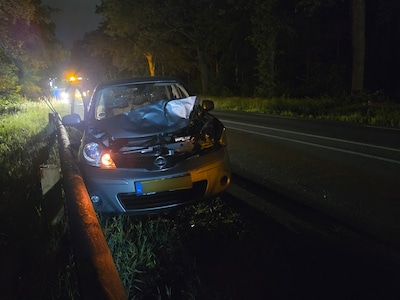 Auto raakt zwaar beschadigd na aanrijding met hinde in Ede
