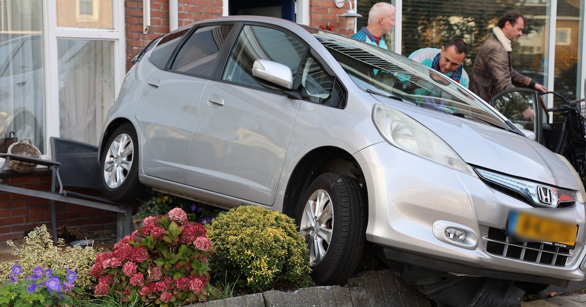 Ouder echtpaar wil inparkeren, maar rijdt per ongeluk woonkamer binnen