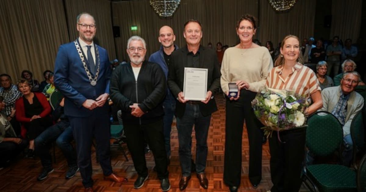 Erepenning voor IJsclub Hard Gaat Ie in Landsmeer