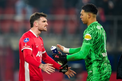 alkmaar-03-02-2026-afas-stadium-season-2025-2026-dutch-knvb-beker-football-match-between-az-and-fc-twente-picture-shows-celebration-after-the-match-by-az-player-troy-parrott-and-az-goalkeeper-rome-jayden-owusu-oduro