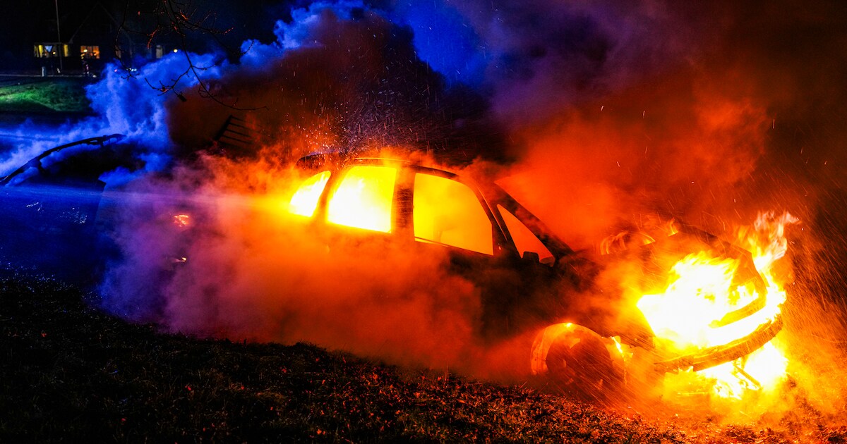Auto volledig uitgebrand op Oostwoldjerweg in Siddeburen