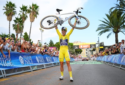 Demi Vollering kroont zich op sublieme wijze tot winnares Tour de France Femmes