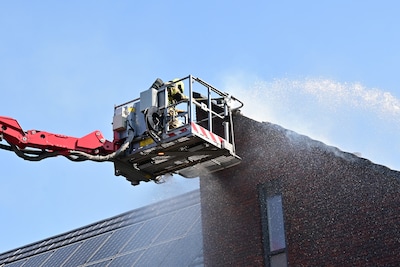 Zonnepanelen in brand bij hoekwoning in Etten-Leur, brandweer sloopt deel van dak