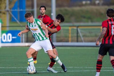 Guus Hiddink aandachtig toeschouwer bij Trekvogels • AWC meldt zich in de top van de vierde divisie