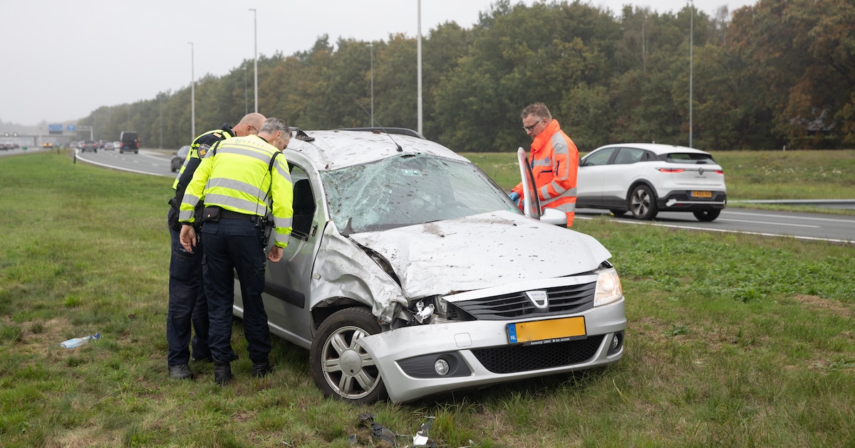 Auto slaat twee keer over de kop op A1