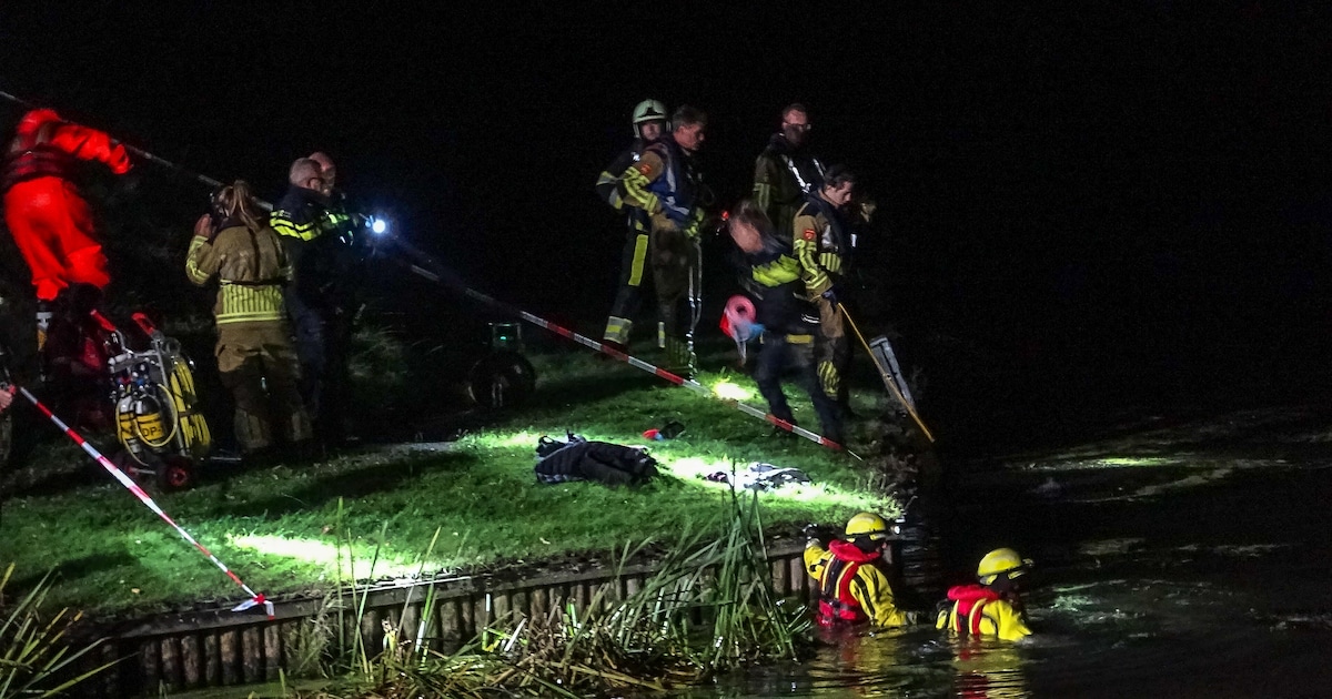 Brandweerduikers redden persoon uit de gracht in Dokkum