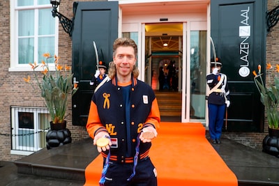 Winnaars van goud zijn geridderd bij huldiging in Den Haag, later bezoek aan koningspaar
