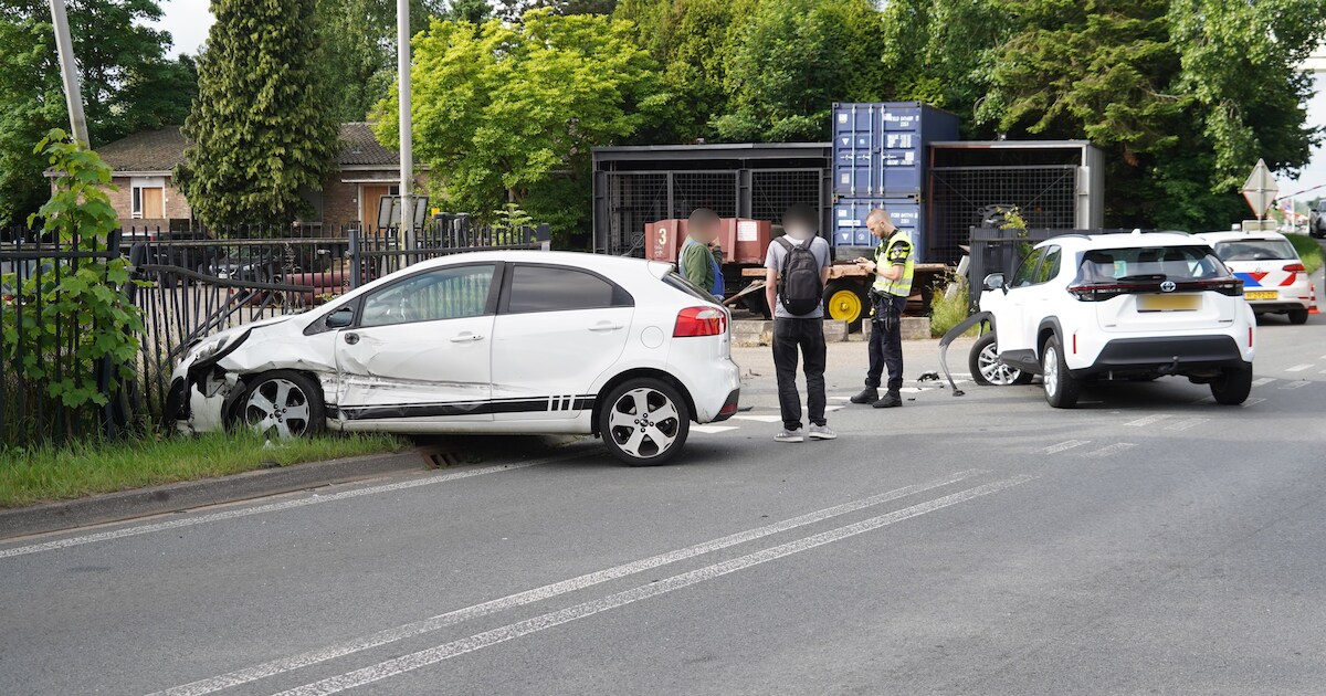 Auto belandt tegen hek na botsing in Waterhuizen
