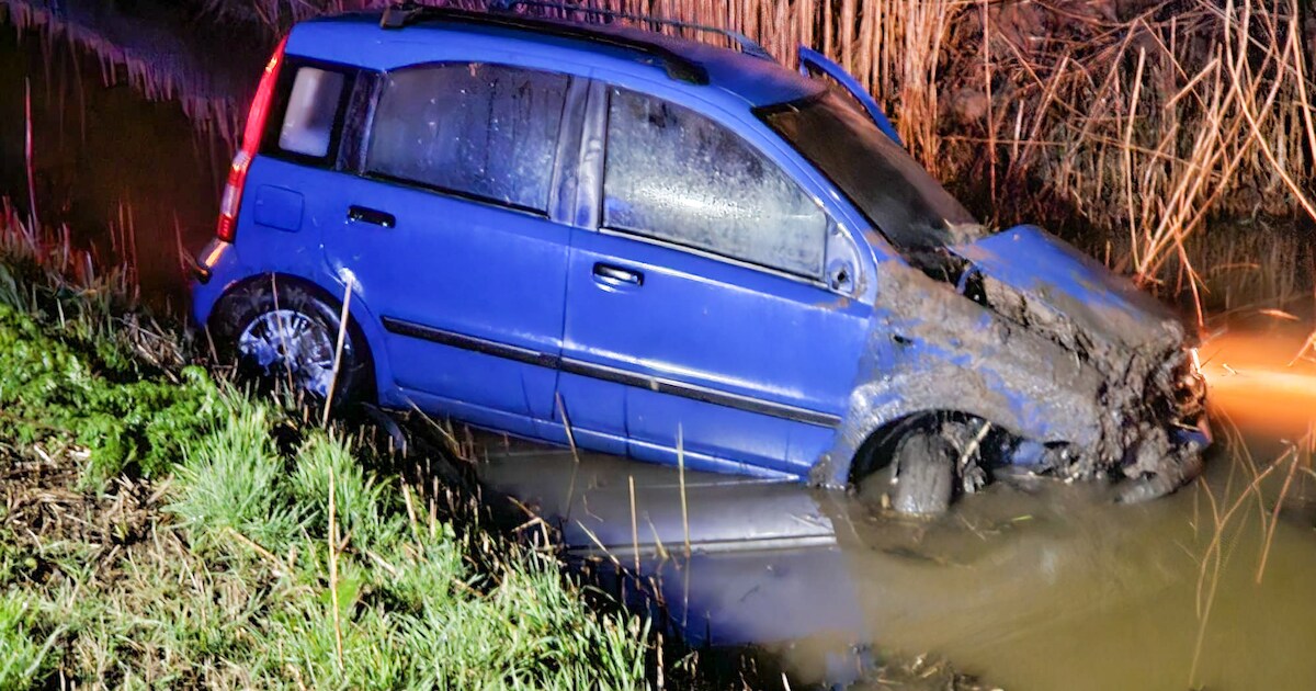Auto belandt in water in Hoogblokland