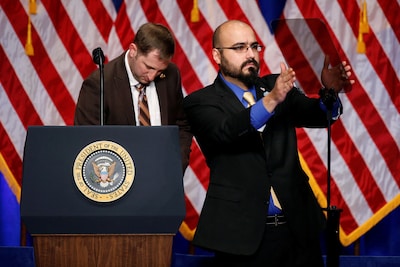 Medewerker autocue Witte Huis verdiende een smak geld met wedden op toespraken Trump