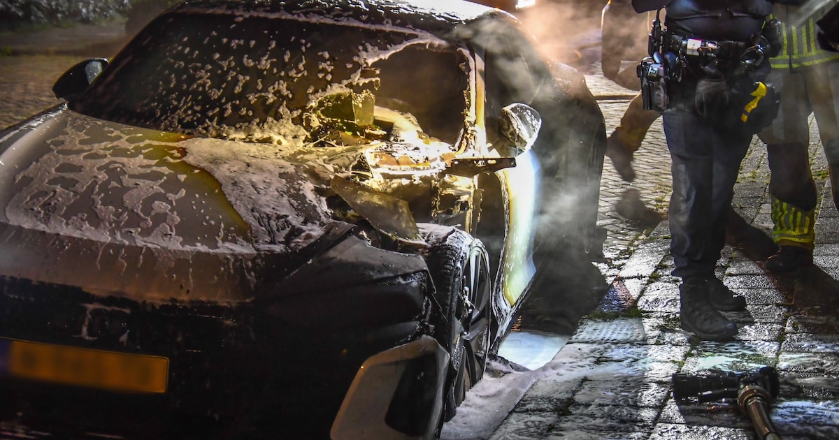 Elektrische auto vliegt in brand aan de Jan van Scorelstraat in Leeuwarden