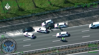 Bestuurder slalomt met 235 km/u over de snelweg en jaagt agenten stuipen op het lijf: ‘Voertuig als wapen gebruikt´