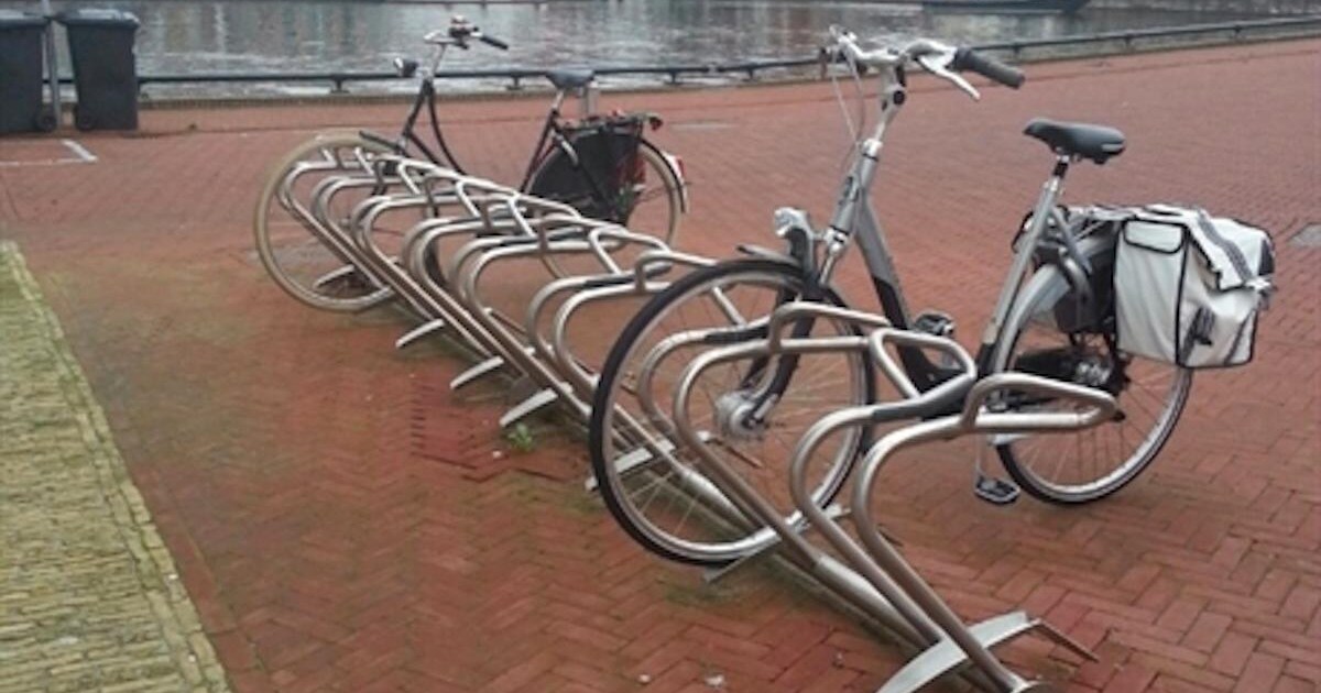 Proef met extra brede fietsenrekken voor fietsen met krat | Amsterdam ...
