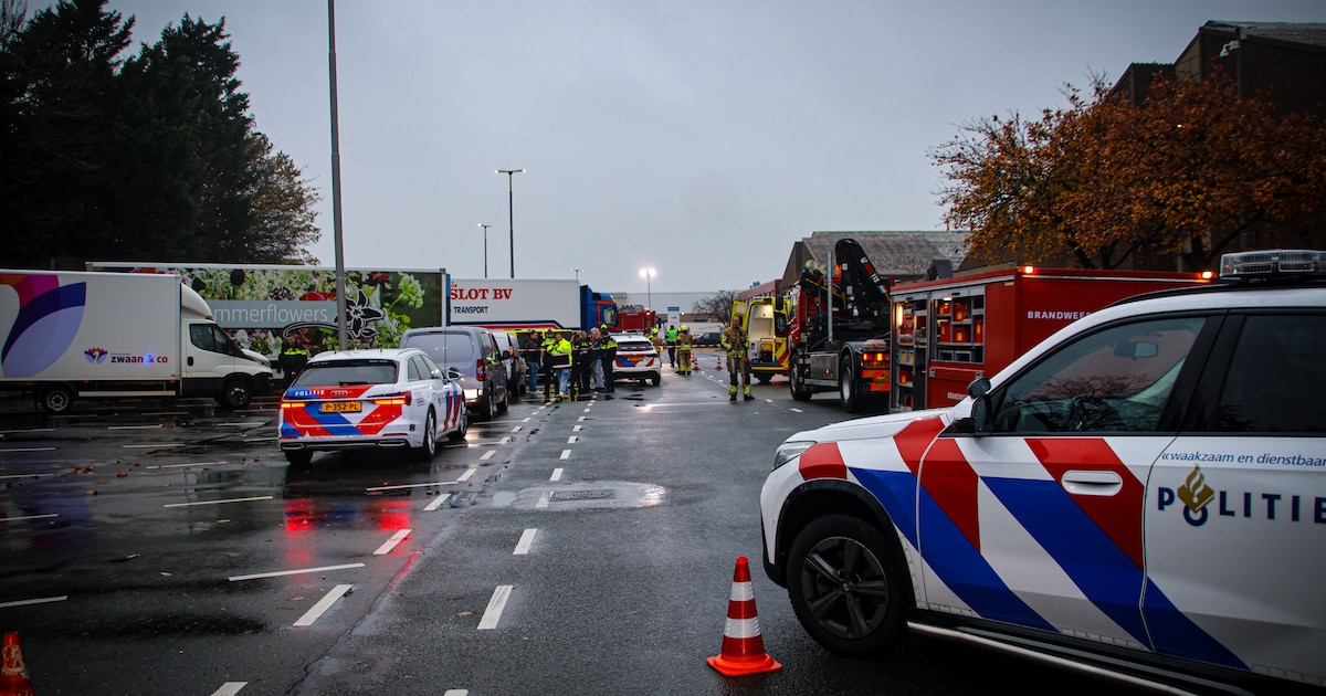 Dode bij ernstig ongeluk met vrachtwagen in Rijnsburg