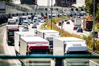 File op A16 door kapotte vrachtwagen: half uur vertraging