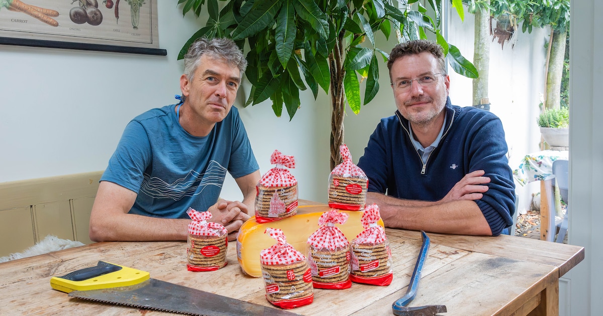 Met kilo’s stroopwafels en kaas op zak trekken Robert en Willem naar Oekraïne om dorpen weer op te b