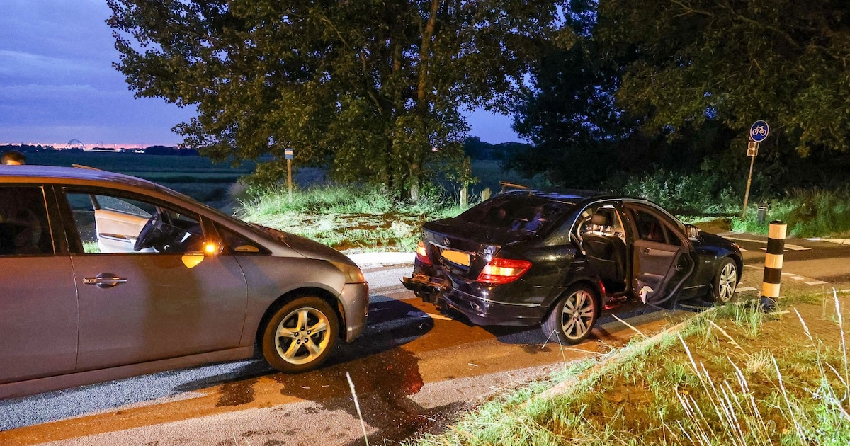 Kop-staartbotsing aan IJsselmeerweg in Naarden, flinke schade aan auto