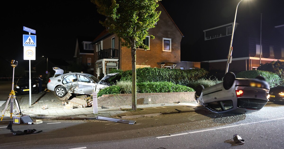Auto's belanden in voortuin woning en op de kop na botsing op Brouwerstraat in Rijnburg