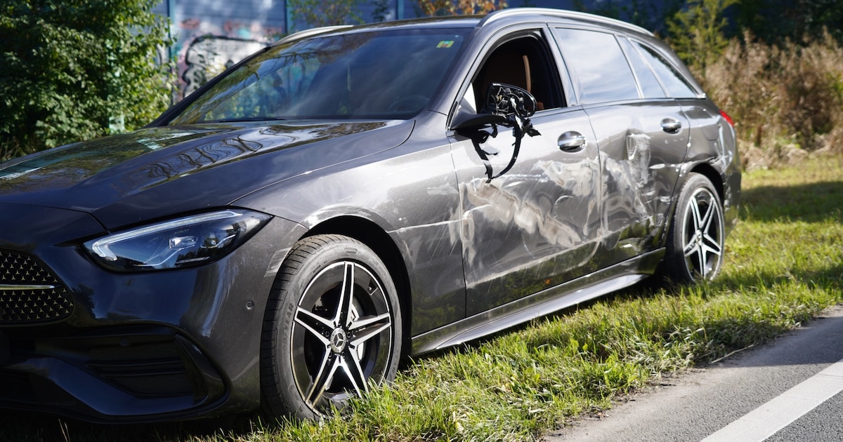 Botsing tussen vrachtwagen en auto in Groningen