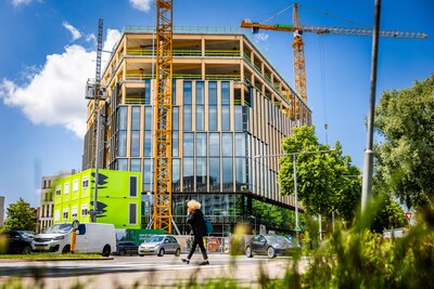 Pannenbier in het Dordthuis! Bouw van nieuw onderkomen gemeente bereikt hoogste punt