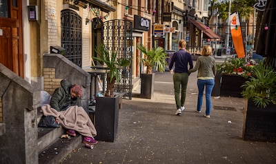 Rotterdam worstelt wéér met overlast van drugsverslaafden op straat: ‘Dit heb ik nog nooit gezien’