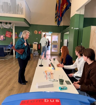 LIVE Verkiezingen Groningen | Gebarentolken aanwezig op stembureaus voor doven en slechthorenden