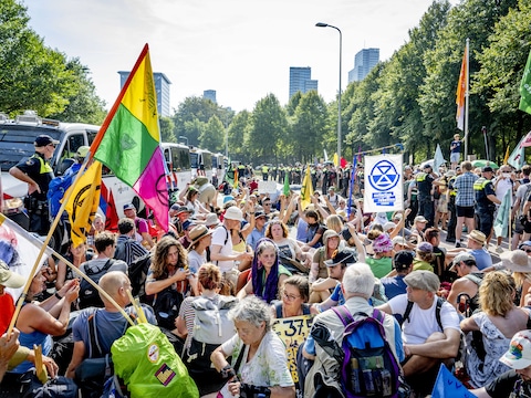 Klimaatactivisten begeven zich voor de tweede dag op rij op het wegdek van de A12 om te demonstreren tegen het verlenen van fossiele subsidies door de overheid.