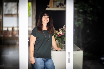 Iris (31) doet iets wat de dominee of pastoor vroeger deed: ‘Er is veel behoefte aan, vooral bij jon