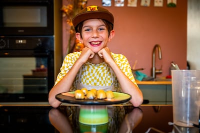 Heel Holland Bakt Kids-finalist Job (10) bracht iedere dag taart bij buren: ‘Dag en nacht gebakken’