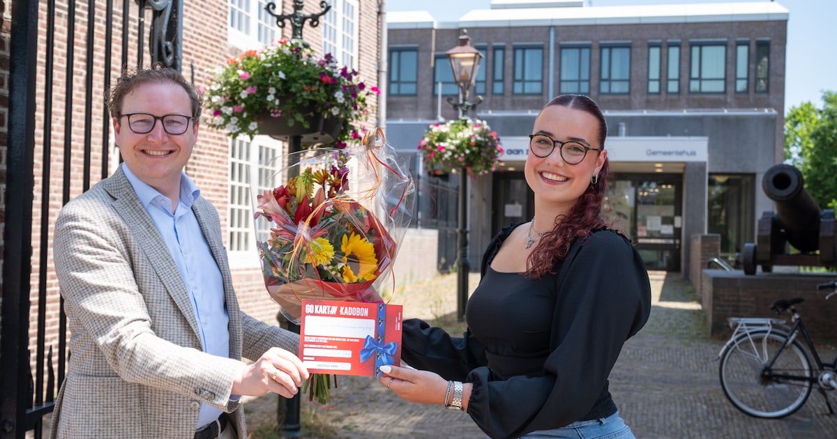 Wethouder reikt eerste prijs Rijbewijsbox uit in Voorne aan Zee