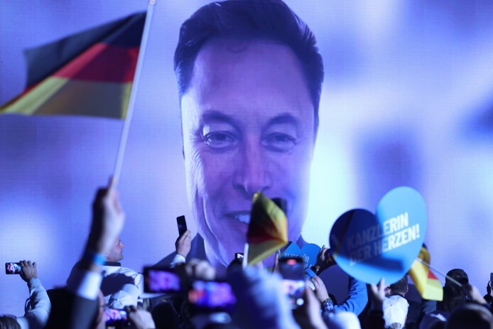 miljardair-elon-musk-spreekt-militanten-van-afd-toe-tijdens-een-verkiezingsbijeenkomst-van-de-extreemrechtse-partij-afd-in-halle-duitsland