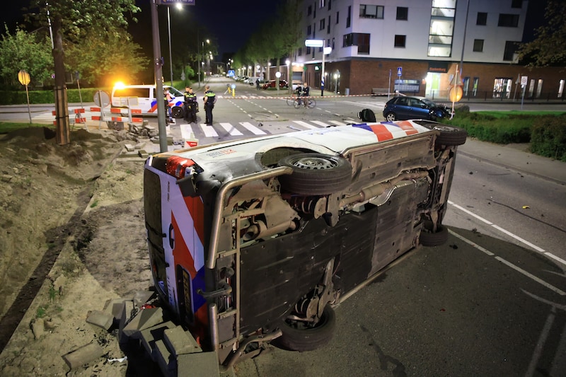 Automobilist ramt politiewagen, busje slaat over de kop en belandt op  zijkant | Regio | AD.nl