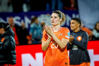 Dominique Janssen ‘supertrots’ met aanvoerdersband Leeuwinnen, Miedema niet fit voor duel met Portugal