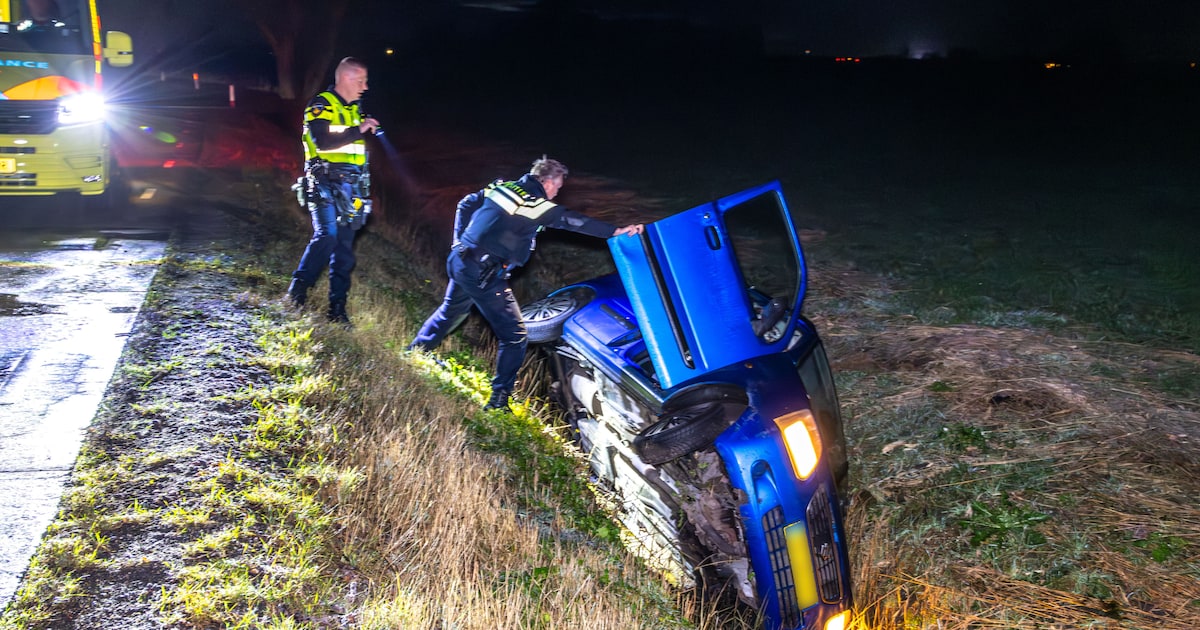 Automobilist rijdt sloot in door gladheid in Grou