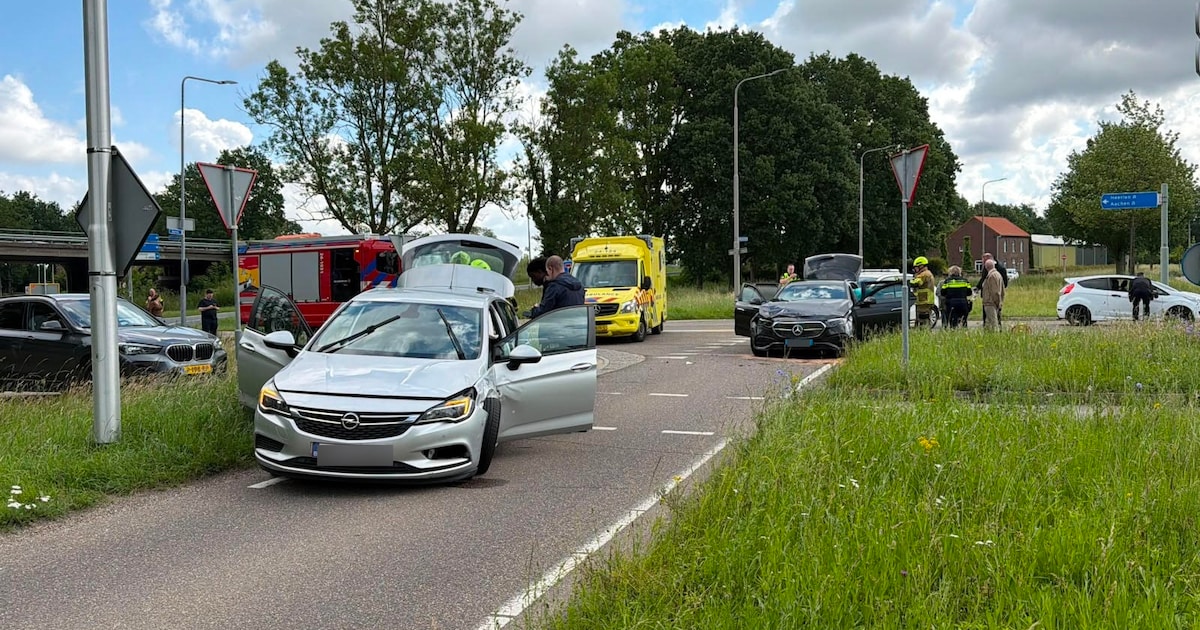 Auto's raken zwaar beschadigd na aanrijding in Voerendaal