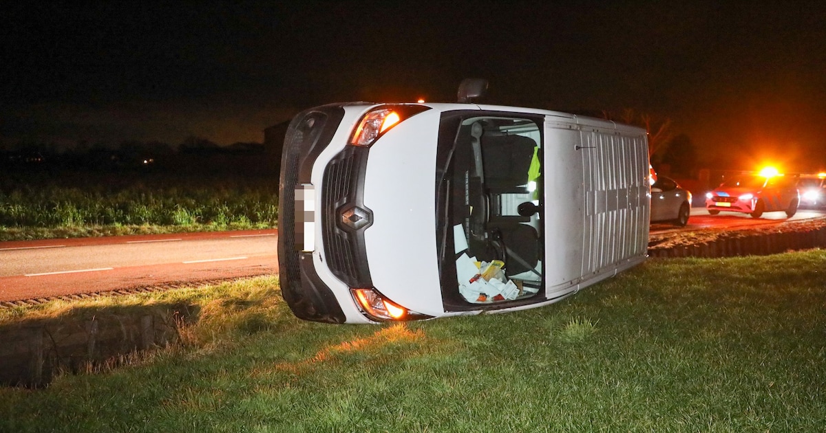 Bestelbus belandt in weiland langs Postweg bij Lunteren