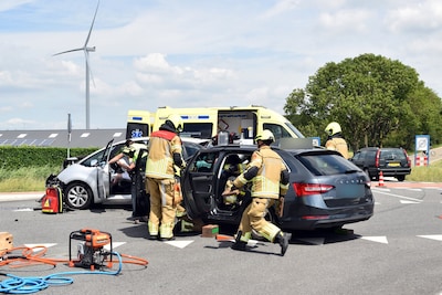 Bestuurders raken bekneld bij botsing tussen taxi en auto in Bruchem, gewond naar ziekenhuis