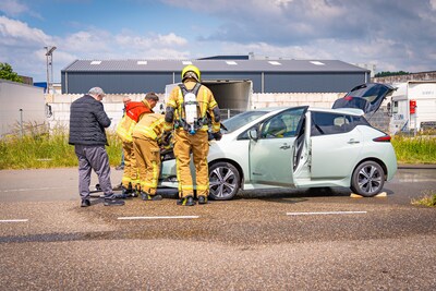 Auto tijdens het rijden in brand op Oostdijk in Rotterdam