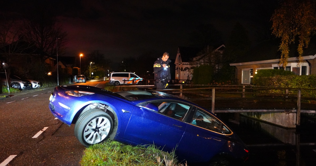 Automobilist rijdt met Tesla het water in na missen bruggetje in Bergschenhoek: aangehouden voor alc