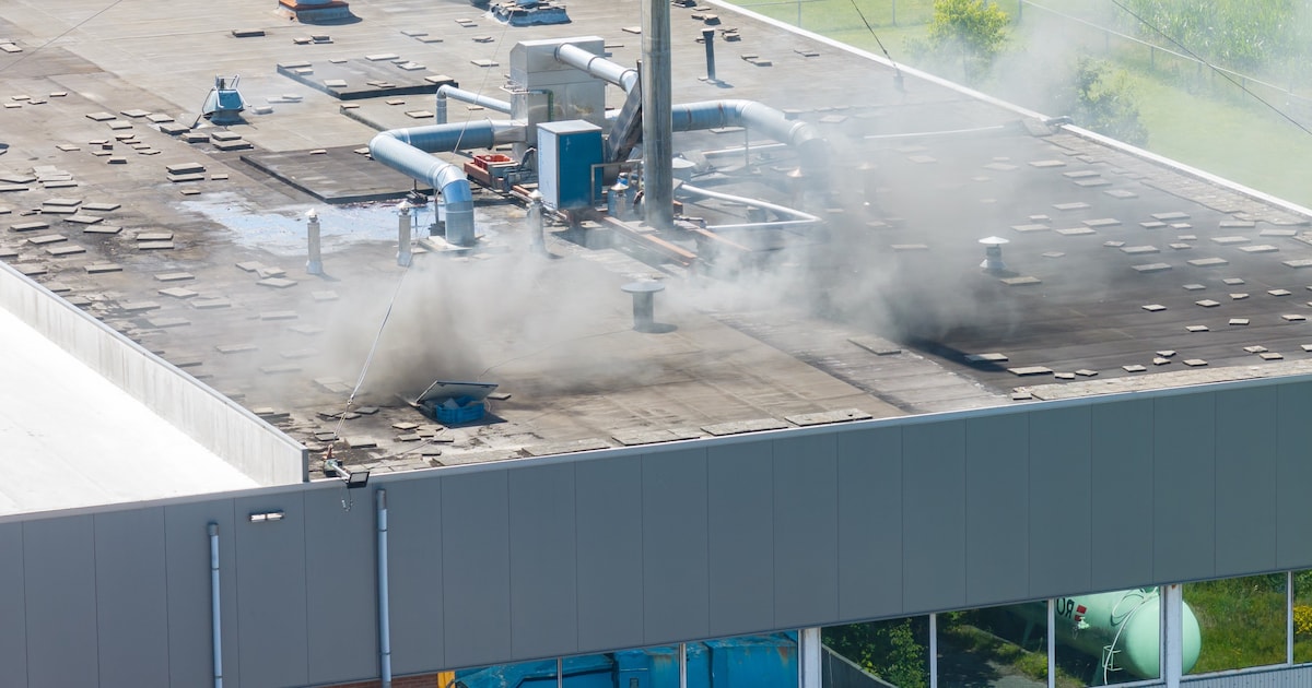 Brand in bedrijfspand in Wolvega, ambulance voor de brandweerlieden