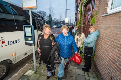 Zelfs in Drenthe populair: Greetje en Arie reizen drie uur met de bus voor Gouda bij Kaarslicht