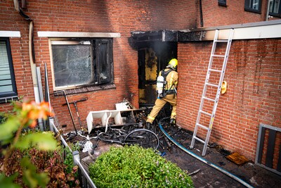 Knallen gehoord bij brand in schuur naast woning in Rotterdam-IJsselmonde