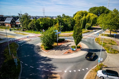 Waarom kun je rechtdoor op deze bijzondere rotonde in Hazerswoude? ‘Dit blijft een raar verhaal’