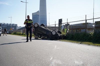 Auto slaat over de kop na botsing met letsel in Kampen