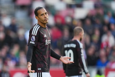 Pijnlijk jubileum voor Van Dijk: Liverpool op achterstand bij Brentford, City grijpt de leiding tegen Ipswich
