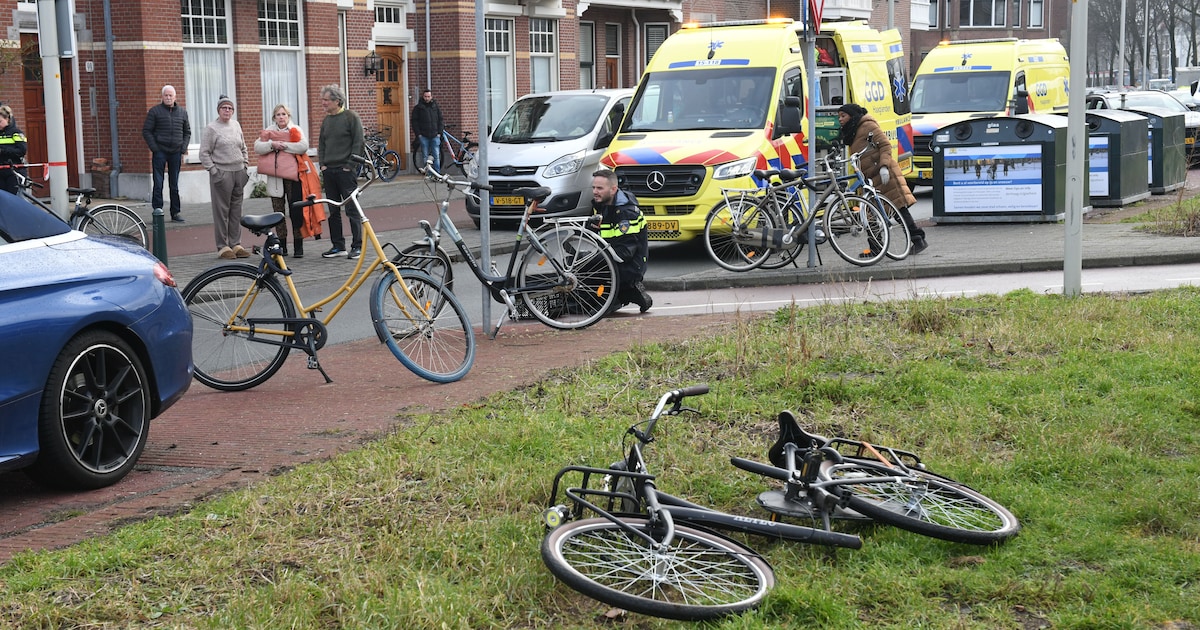 Fietser zwaargewond na aanrijding in Den Haag, fiets breekt door harde ...