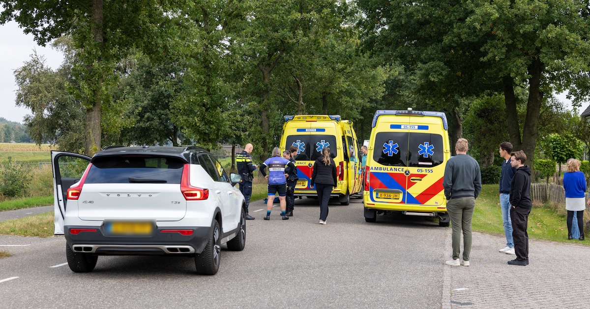 Wielrenner gewond na botsing met auto in Lemele: traumahelikopter opgeroepen